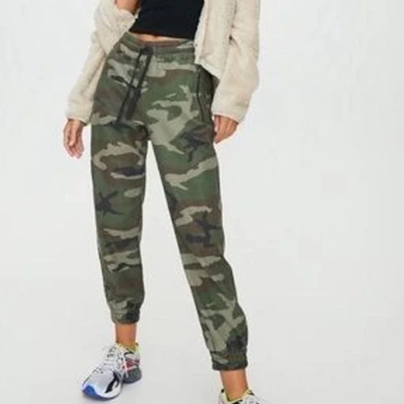 TNA Pants - TNA Aritzia Alix Camo Pants, Sz S, EUC